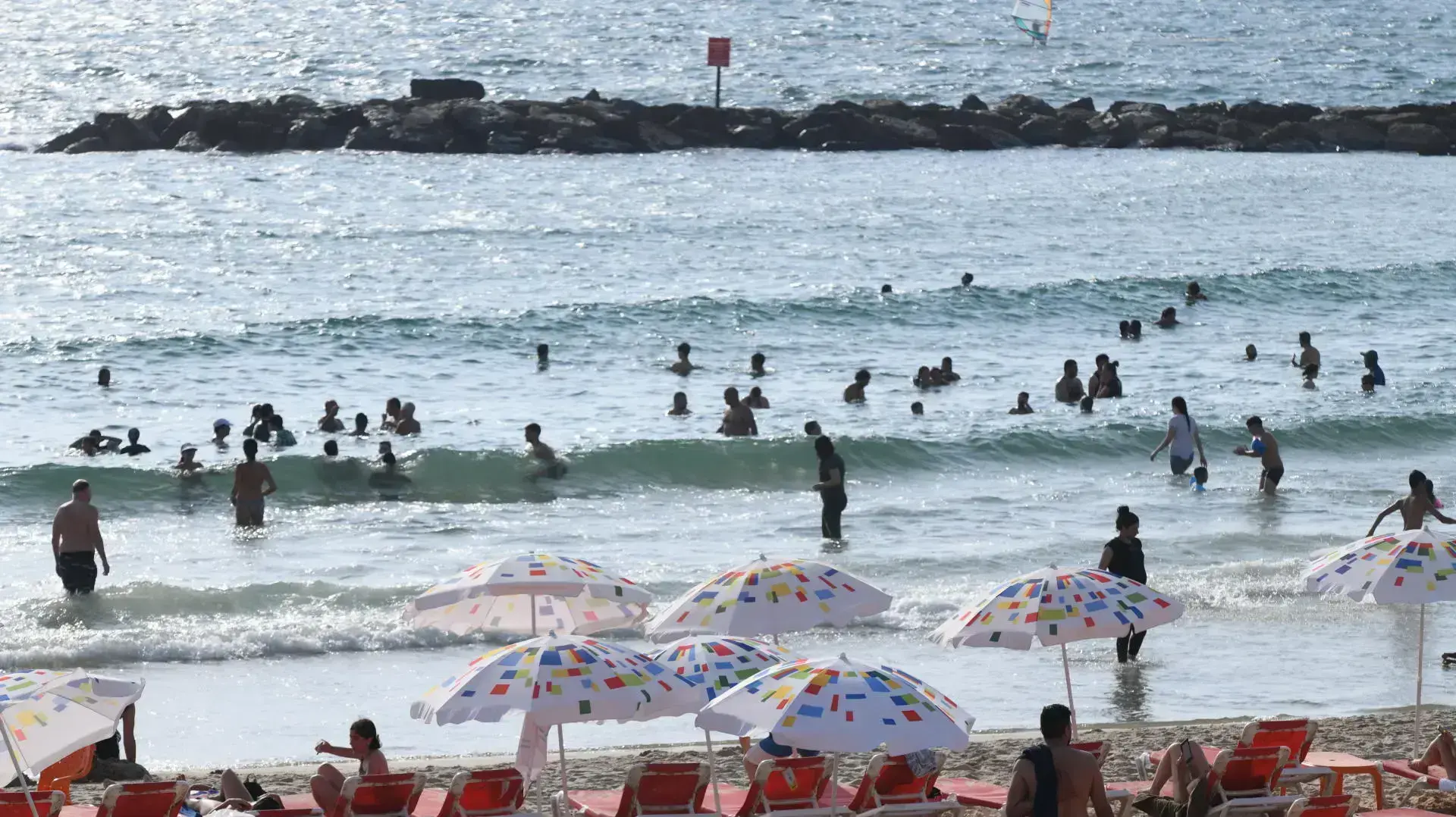 שמשיות חוף ים תל אביב, 20 ביולי 2021