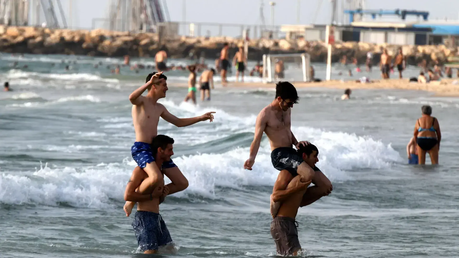 צעירים, על הכתפיים, רוחצים בחוף הים של תל אביב, 20 ביולי 2021 צעירים, על הכתפיים, רוחצים בחוף הים של תל אביב, 20 ביולי 2021