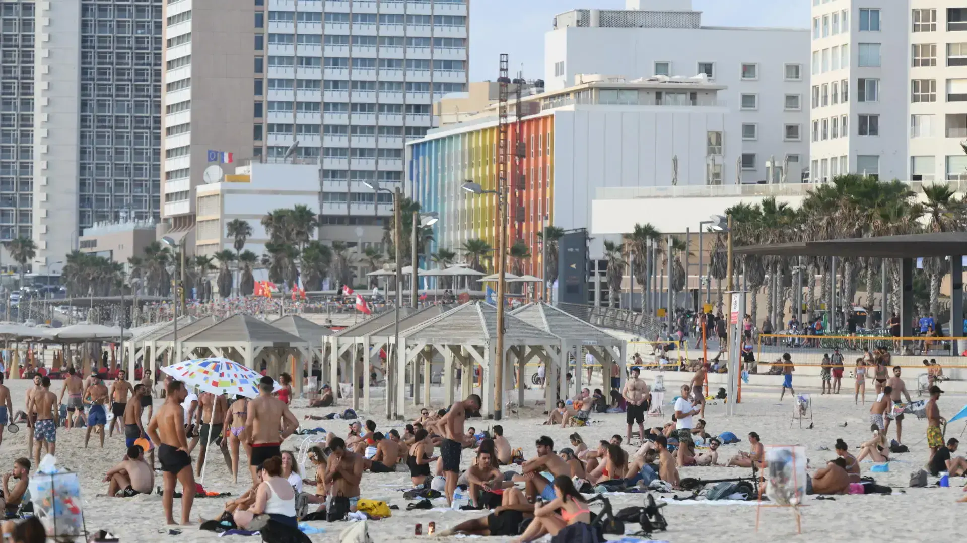רוחצים בחוף הים של תל אביב 19 ביולי 2021 רוחצים בחוף הים של תל אביב 19 ביולי 2021
