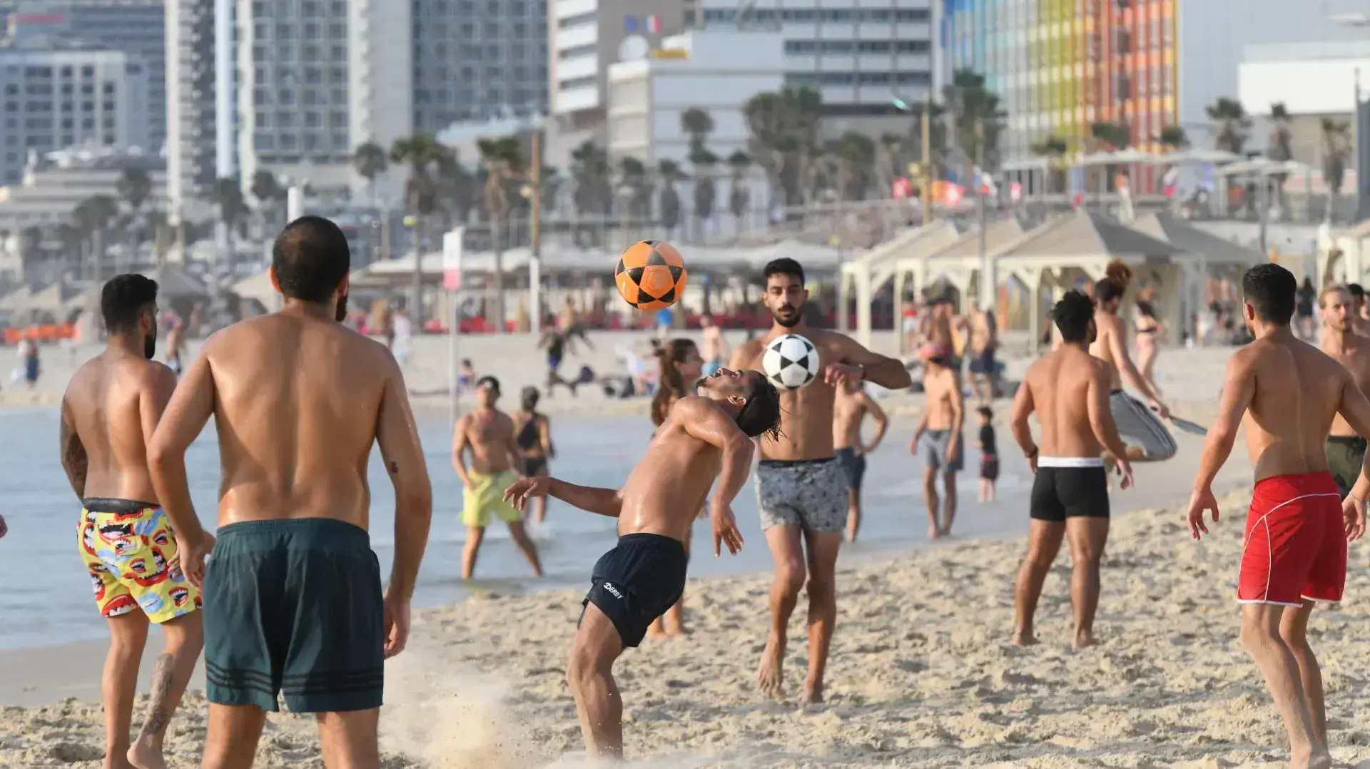 רוחצים בחוף הים של תל אביב 19 ביולי 2021 רוחצים בחוף הים של תל אביב 19 ביולי 2021