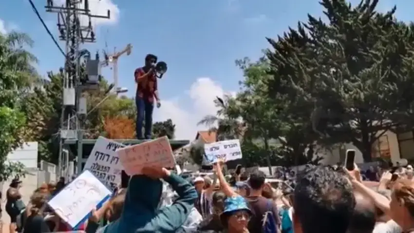 הפגנה מול בית רה"מ נפתלי בנט, רעננה, 23 ביולי 2021 הפגנה מול בית רה"מ נפתלי בנט, רעננה, 23 ביולי 2021