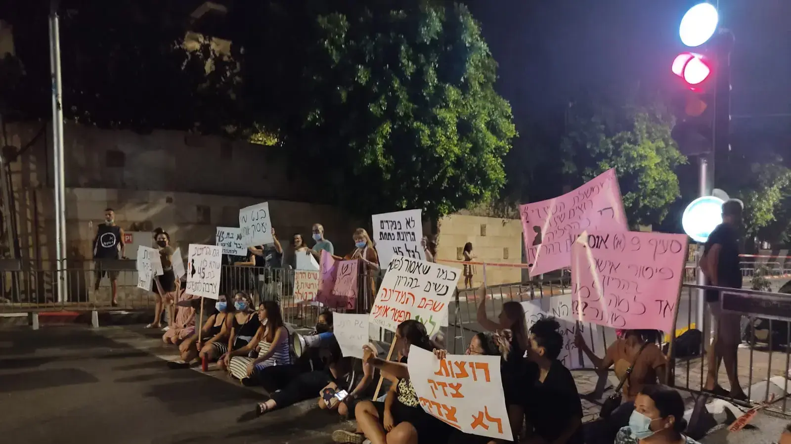 נשים מפגינות נגד מתווה החל"ת שלא כולל נשים בהריון, מול ביתו של ראש הממשלה נפתלי בנט, 24 ביולי 2021 נשים מפגינות נגד מתווה החל"ת שלא כולל נשים בהריון, מול ביתו של ראש הממשלה נפתלי בנט, 24 ביולי 2021
