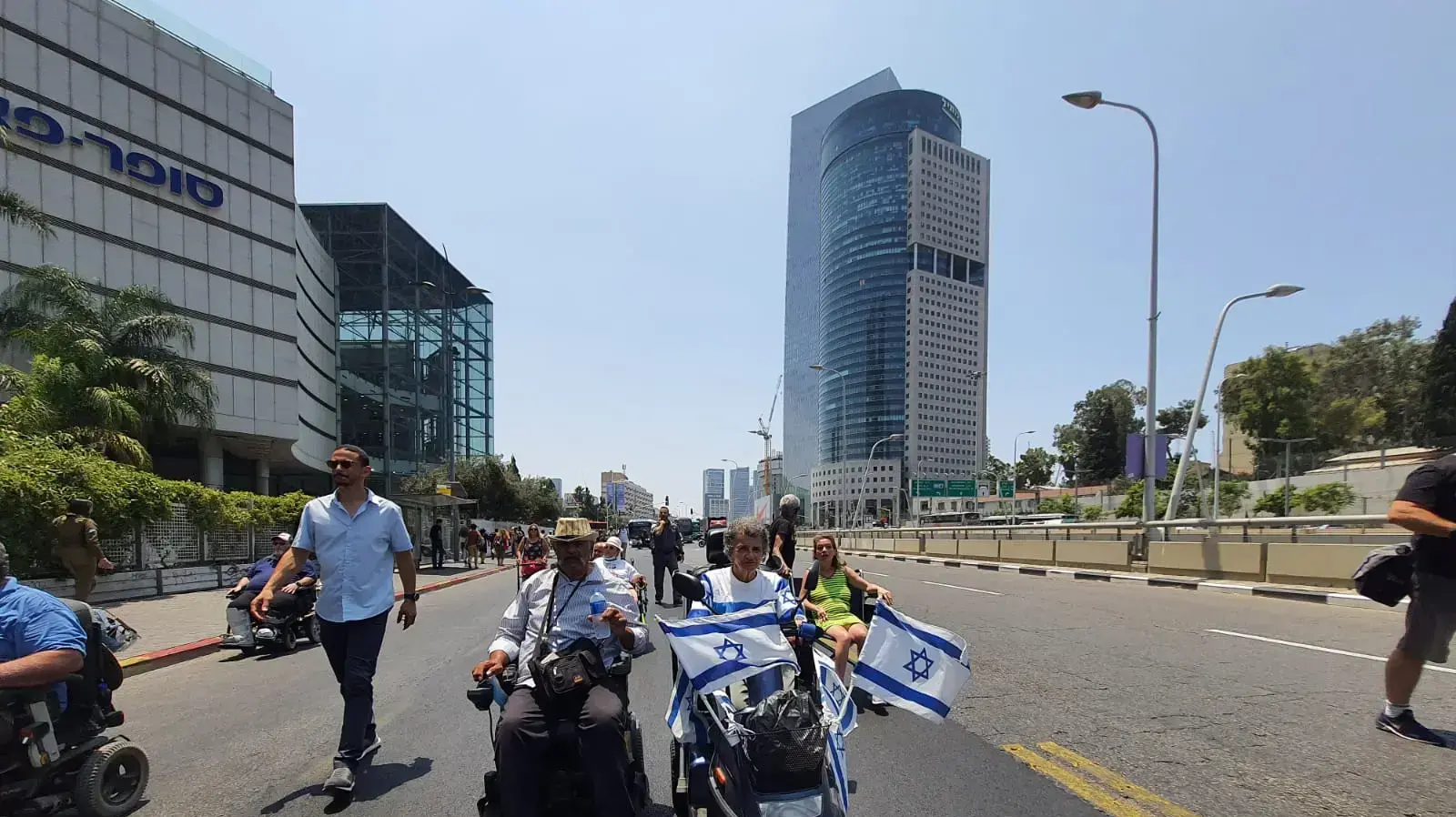 הפגנת נכים בצומת עזריאלי, תל אביב 25 ביוני 2021 הפגנת נכים בצומת עזריאלי, תל אביב 25 ביוני 2021