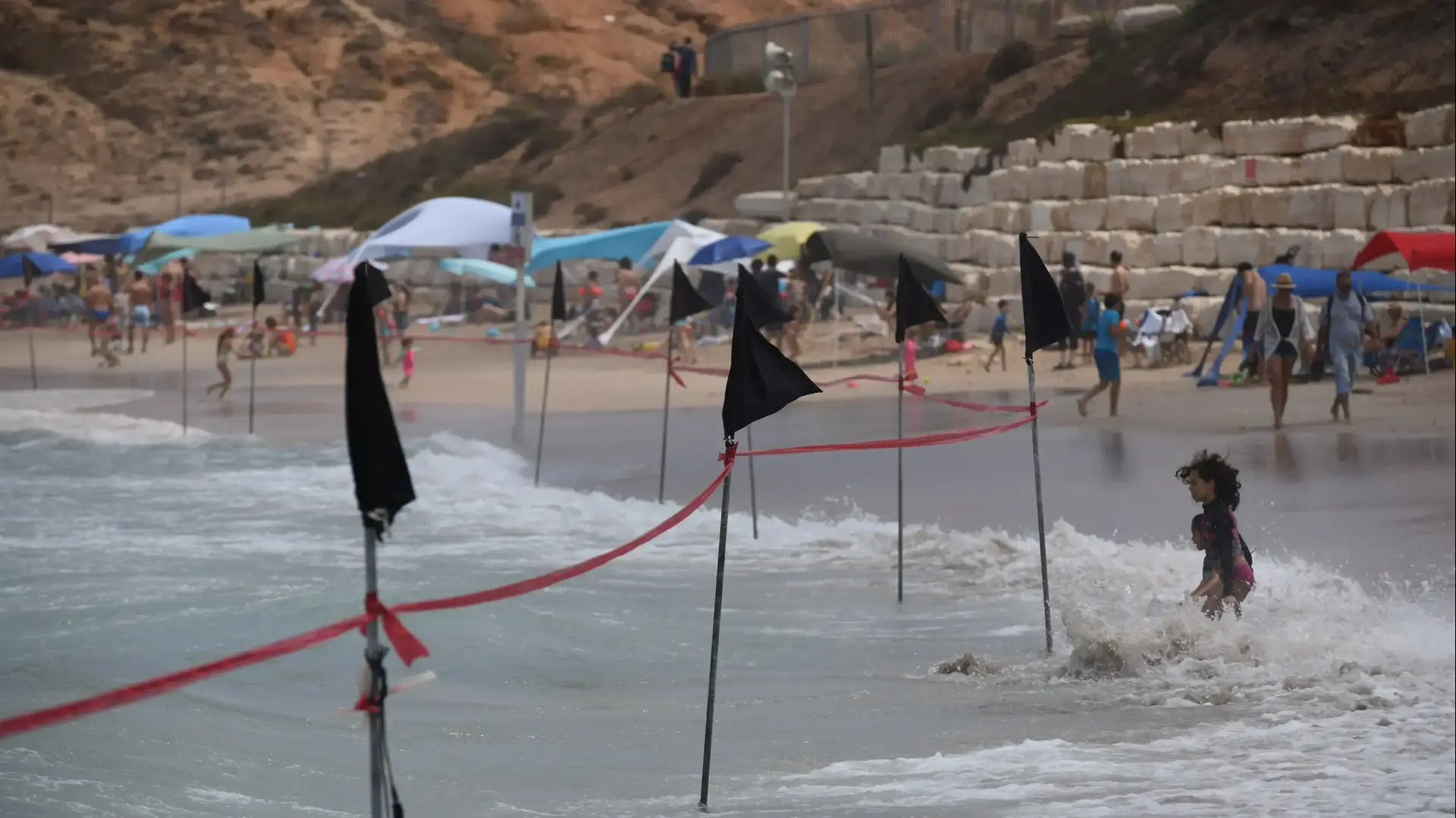 דגל שחור בחוף ים 25 ביולי 2021 דגל שחור בחוף ים 25 ביולי 2021