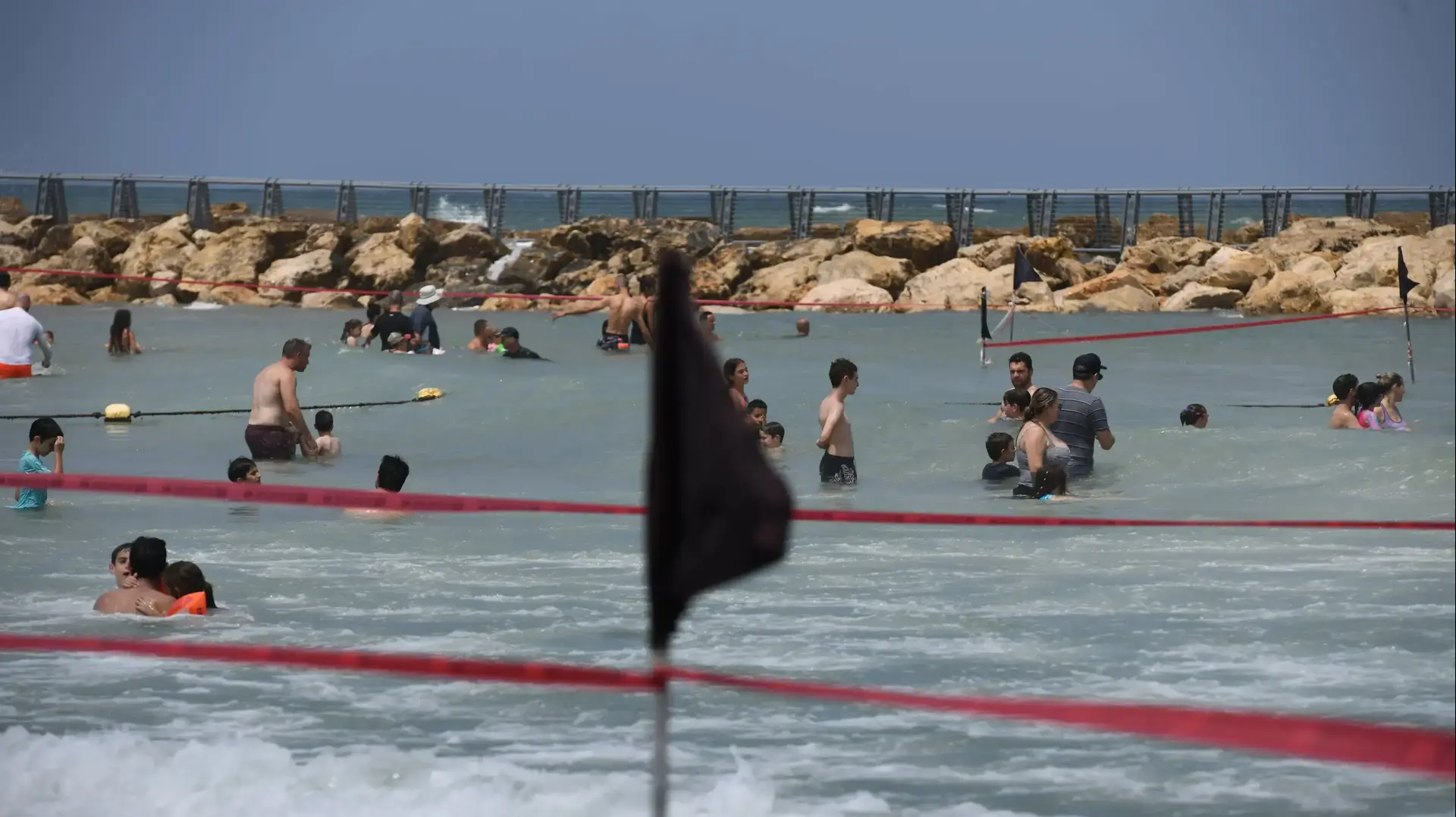 דגל שחור בחוף ים 25 ביולי 2021