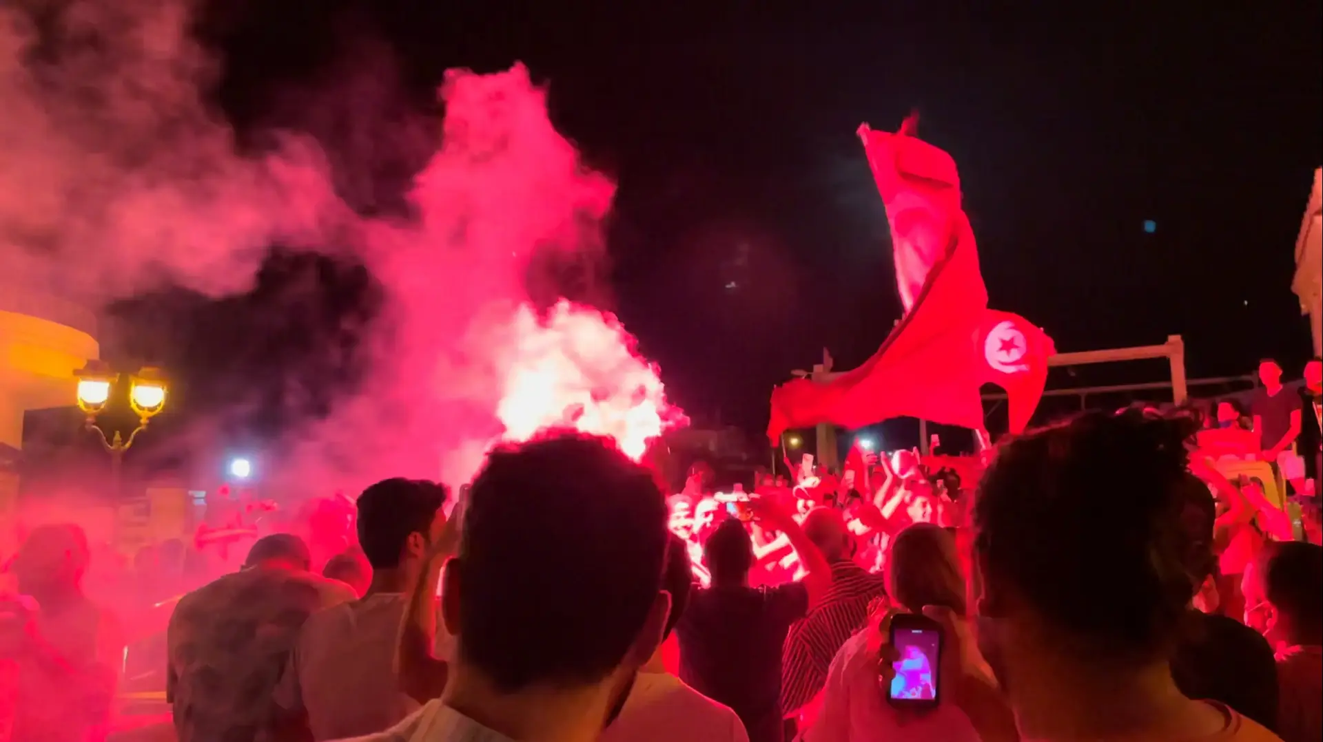 המונים חוגגים את פיטורי הממשלה בידי הנשיא קייס סעיד בתוניסיה, 26 ביולי 2021 המונים חוגגים את פיטורי הממשלה בידי הנשיא קייס סעיד בתוניסיה, 26 ביולי 2021