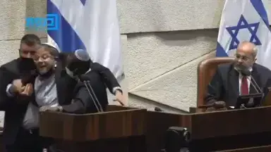 ח"כ בן גביר מורד בכוח בדוכן הנאומים בכנסת ח"כ בן גביר מורד בכוח בדוכן הנאומים בכנסת