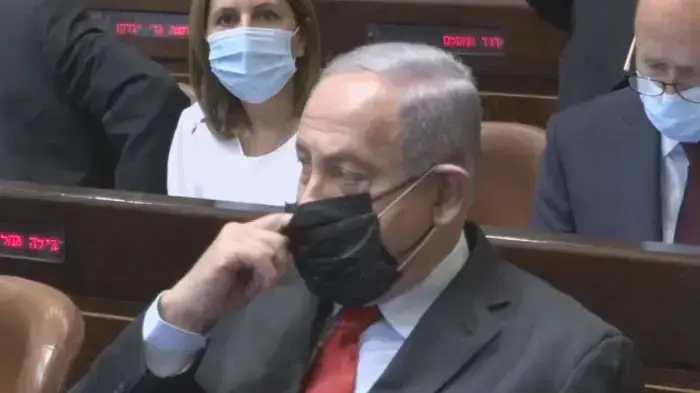 נתניהו עוטה שתי מסכות נתניהו עוטה שתי מסכות