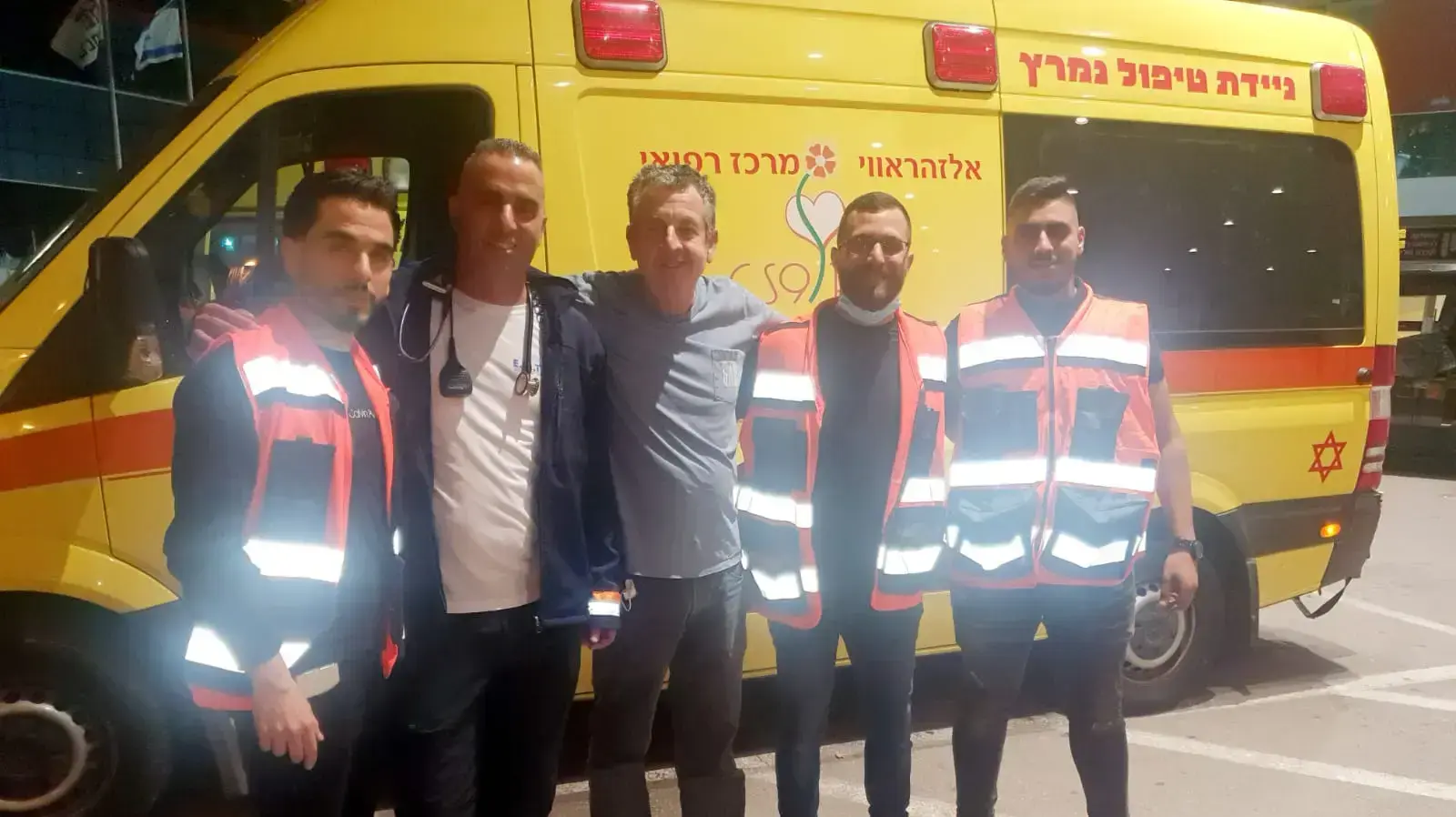 ד״ר מוחמד עוואד ונט״ן אלזהראוי מפנים את שיר אלקלעי שעשו בו לינץ׳ בטמרה, תוך כדי שהפורעים ממשיכים לחבוט ברכב שלו ד״ר מוחמד עוואד ונט״ן אלזהראוי מפנים את שיר אלקלעי שעשו בו לינץ׳ בטמרה, תוך כדי שהפורעים ממשיכים לחבוט ברכב שלו