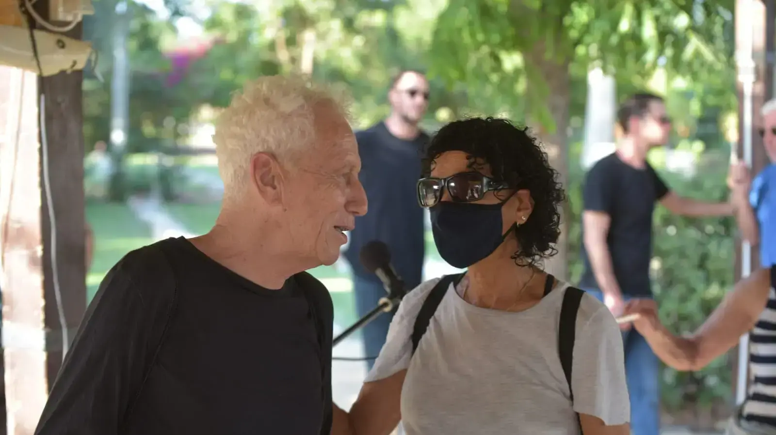 סימה אליהו, מוני מושונוב בהלוויתו של צבי שיסל, יולי 2021 סימה אליהו, מוני מושונוב בהלוויתו של צבי שיסל, יולי 2021