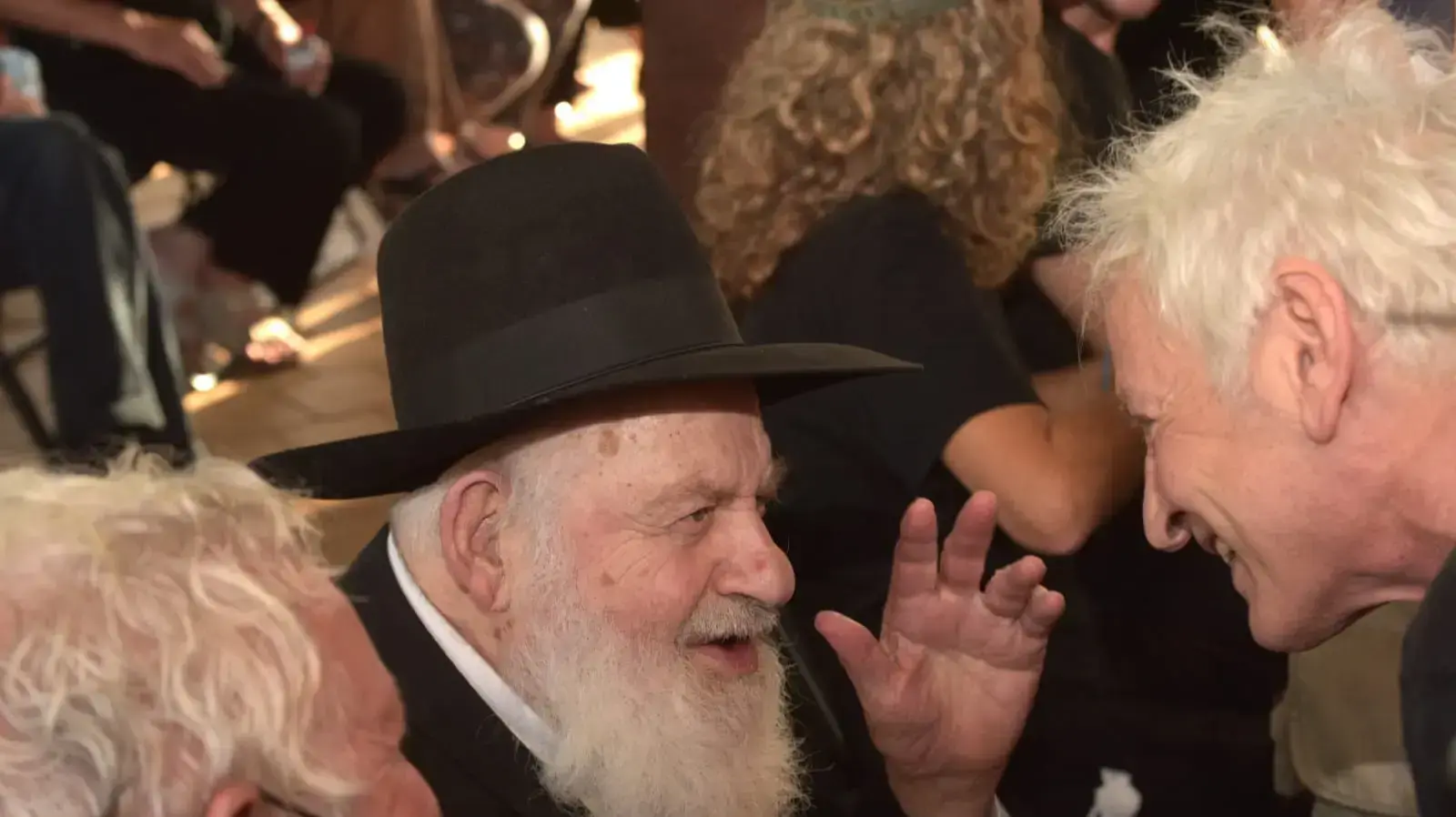 אורי זוהר ושלום חנוך בהלוויתו של צבי שיסל, יולי 2021 אורי זוהר ושלום חנוך בהלוויתו של צבי שיסל, יולי 2021