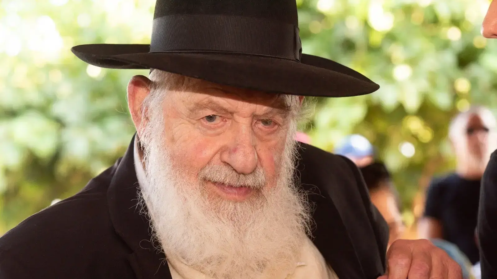 אורי זוהר בהלוויתו של צבי שיסל, יולי 2021 אורי זוהר בהלוויתו של צבי שיסל, יולי 2021