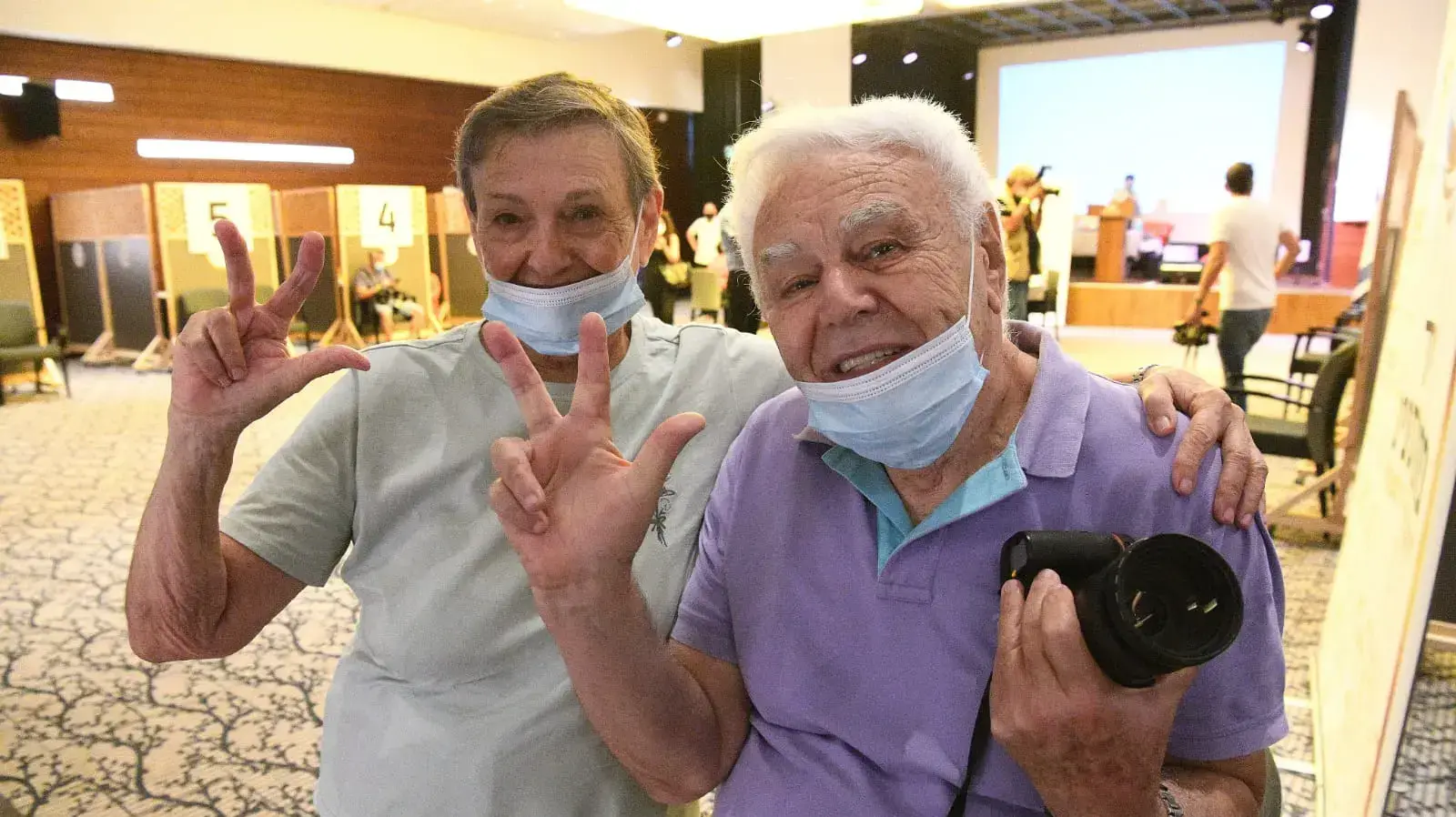 ניסים ודליה מנדיל,ניצולי שואה המתגוררים במגדלי הים התיכון והתחסנו מנה שלישית לקורונה, גני תקוה, 1 באוגוסט 2021 ניסים ודליה מנדיל,ניצולי שואה המתגוררים במגדלי הים התיכון והתחסנו מנה שלישית לקורונה, גני תקוה, 1 באוגוסט 2021