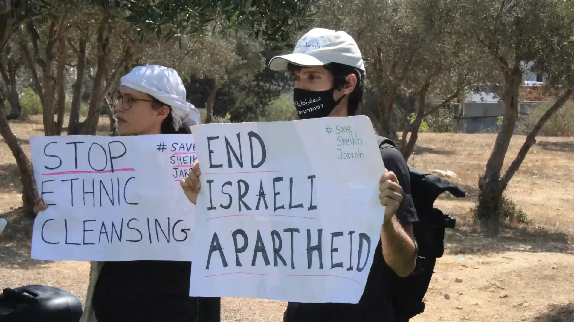 פעילי שמאל מפגינים כעת מול בית משפט העליון בירושלים במחאה על הפינוי הצפוי למשפחות ערביות המתגוררות בנכסים בבעלות יהודית בשכונת שמעון הצדיק (שייח ג'ראח) בירושלים.
2 באוגוסט 2021 פעילי שמאל מפגינים כעת מול בית משפט העליון בירושלים במחאה על הפינוי הצפוי למשפחות ערביות המתגוררות בנכסים בבעלות יהודית בשכונת שמעון הצדיק (שייח ג'ראח) בירושלים.
2 באוגוסט 2021