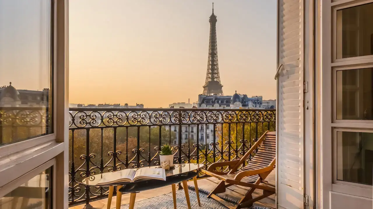 "עסק משפחתי: בתי יוקרה" ("The Parisian Agency: Exclusive Properties") 
