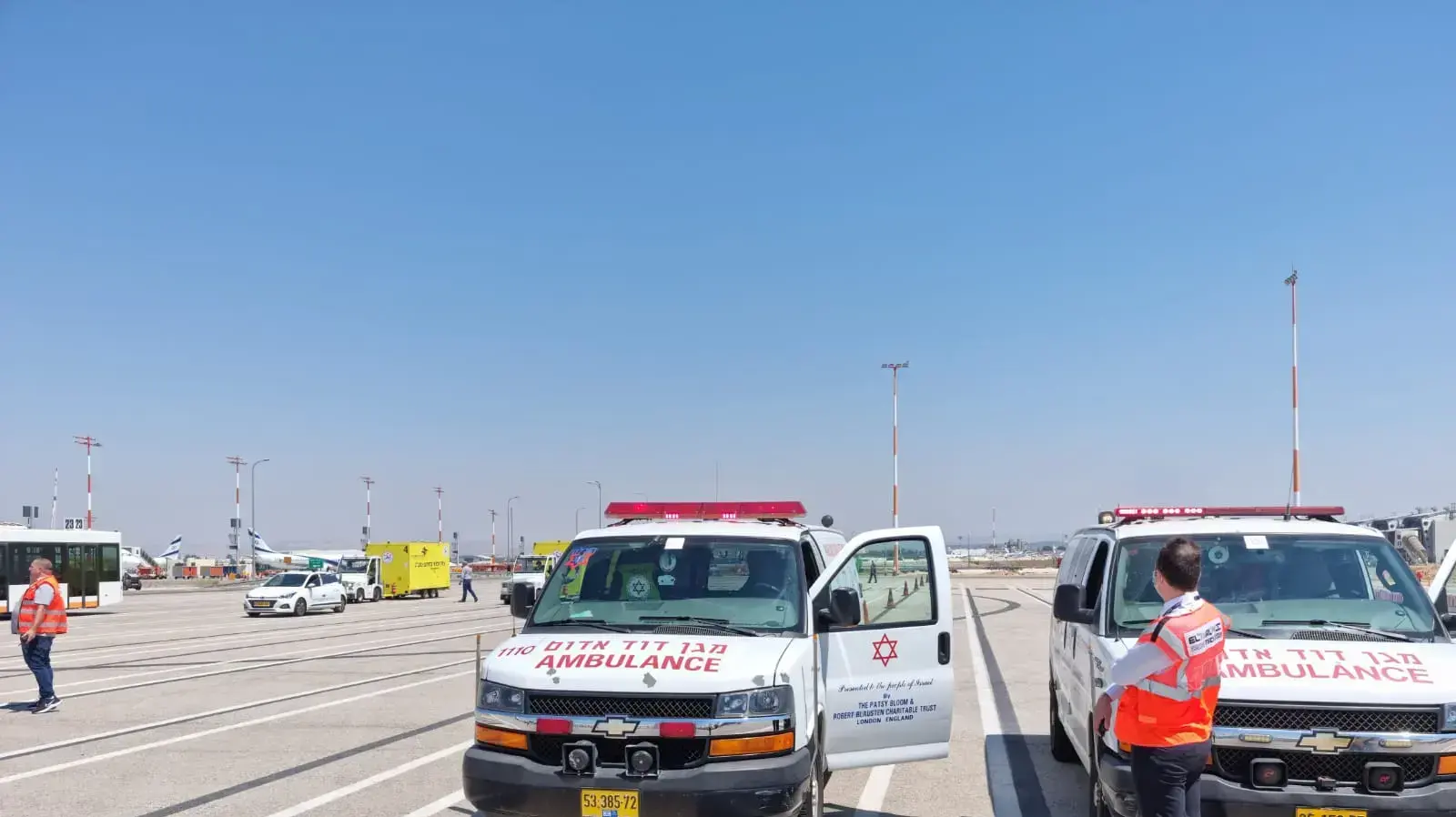צוותי מד"א ממתינים לנחיתת החירום ממיאמי 2 באוגוסט 2021 צוותי מד"א ממתינים לנחיתת החירום ממיאמי 2 באוגוסט 2021