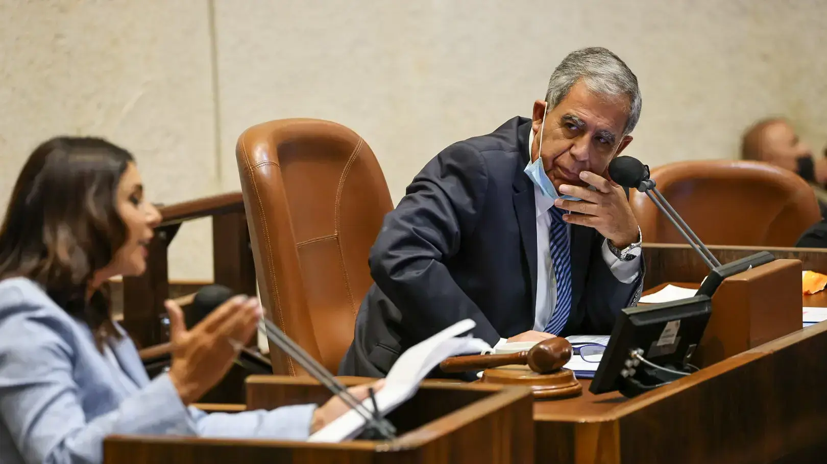 מירי רגב ומיקי לוי בדיון 40 חתימות במליאת הכנסת, 2 באוגוסט 2021
