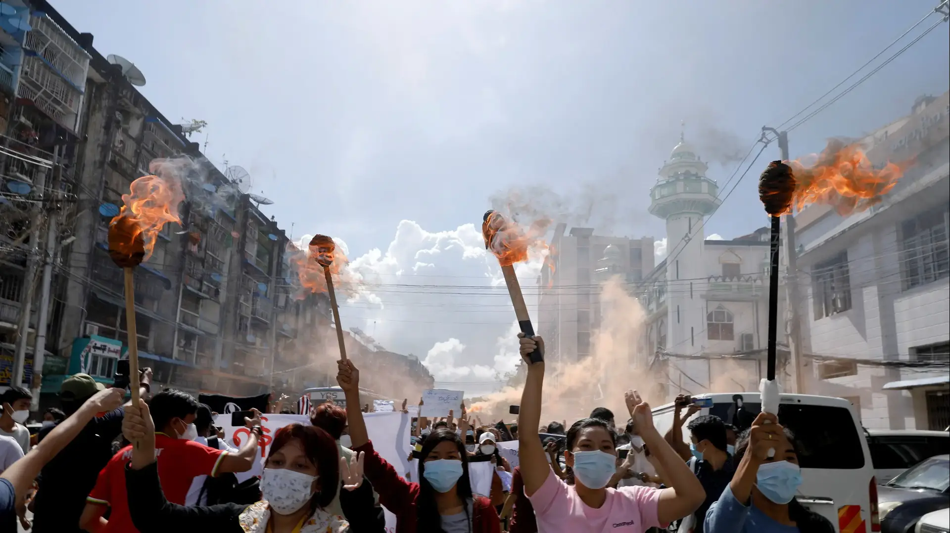 A group of women hold torches as they protest against the military coup in Yangon, Myanmar July 14, 2021. REUTERS/Stringer
A group of women hold torches as they protest against the military coup in Yangon, Myanmar July 14, 2021. REUTERS/Stringer
