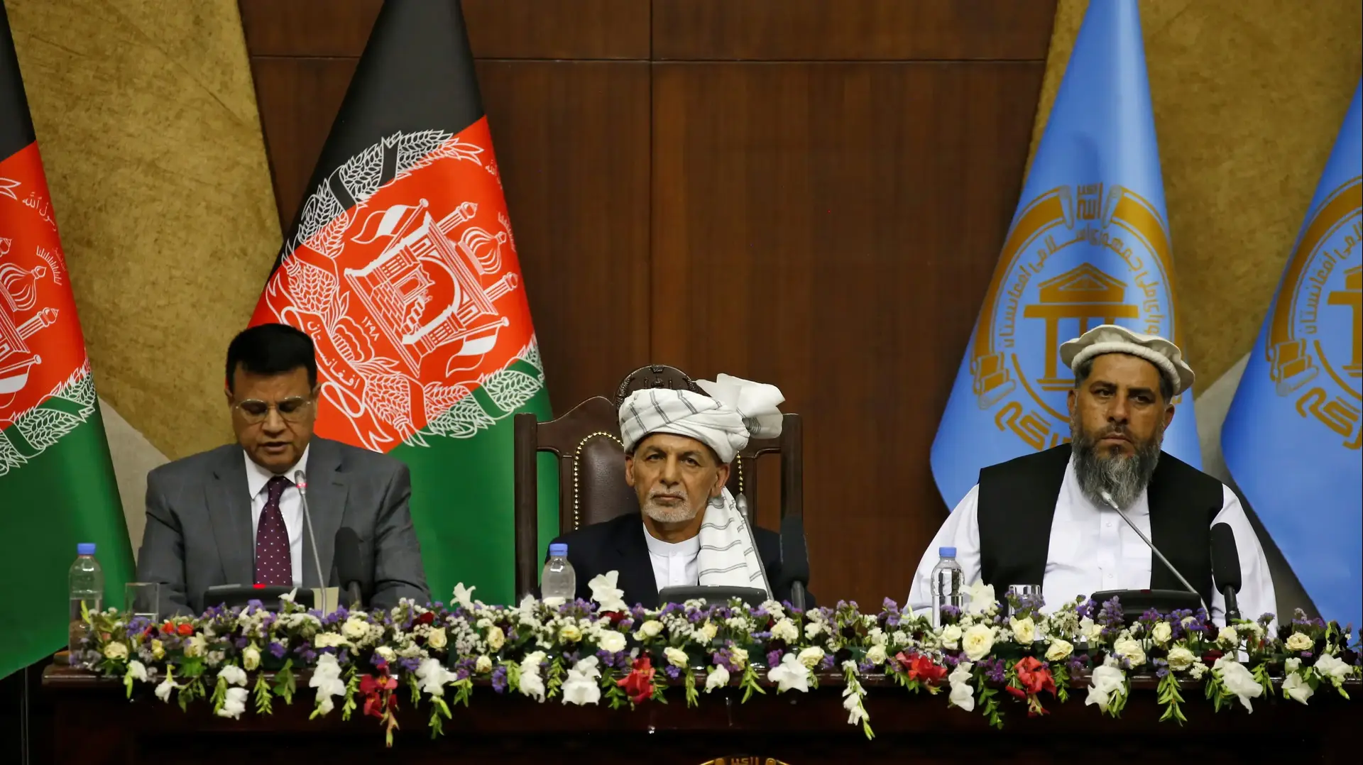 Afghan President Ashraf Ghani (C) looks on as he sits at the parliament in Kabul, Afghanistan August 2, 2021. REUTERS/Stringer
Afghan President Ashraf Ghani (C) looks on as he sits at the parliament in Kabul, Afghanistan August 2, 2021. REUTERS/Stringer
