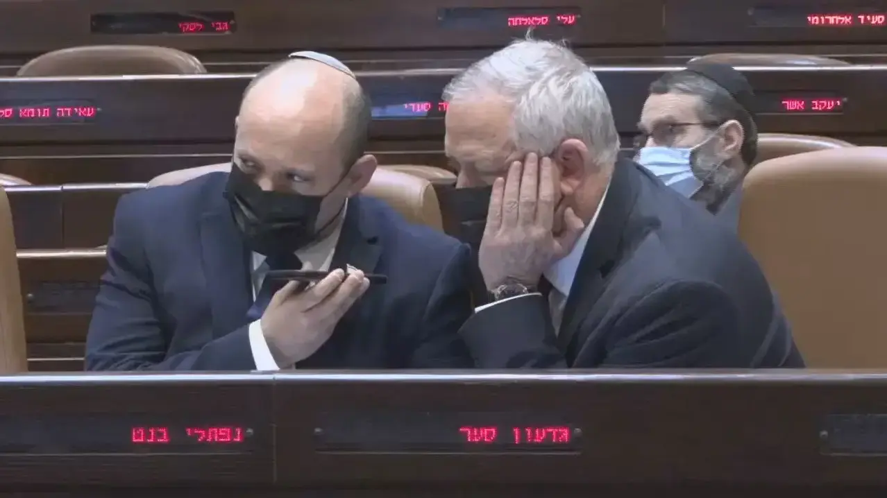 ראש הממשלה נפתלי בנט ושר הבטחון בני גנץ לאחר קבלת ההודעה על הירי לצפון , 4 באוגוסט 2021 ראש הממשלה נפתלי בנט ושר הבטחון בני גנץ לאחר קבלת ההודעה על הירי לצפון , 4 באוגוסט 2021