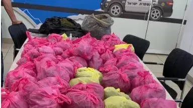 המשטרה עצרה פעילות סמויה בת"א תושב העיר בחשד לסחר בסמים כשברשותו למעלה מ- 15 ק"ג חומר החשוד כסם 05 סאוגוסט 2021 המשטרה עצרה פעילות סמויה בת"א תושב העיר בחשד לסחר בסמים כשברשותו למעלה מ- 15 ק"ג חומר החשוד כסם 05 סאוגוסט 2021