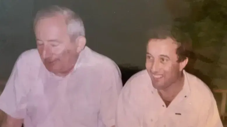 צבי הדר ועיזאת נאפסו צבי הדר ועיזאת נאפסו