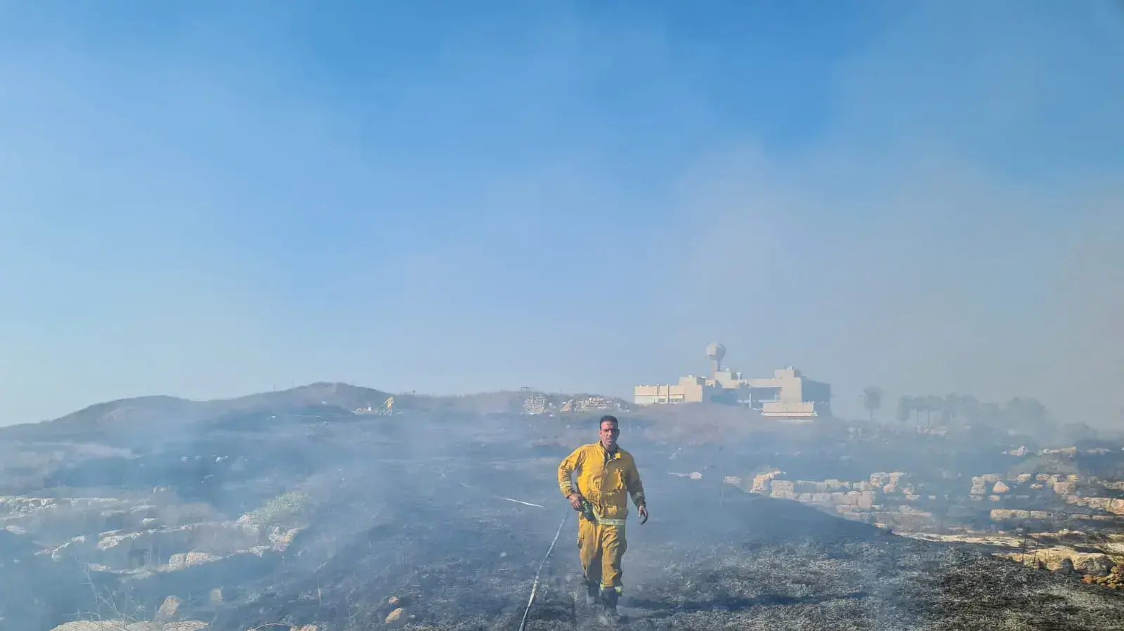 צוותי כיבוי אש בשריפה שפרצה סמוך לתל שקמונה צוותי כיבוי אש בשריפה שפרצה סמוך לתל שקמונה