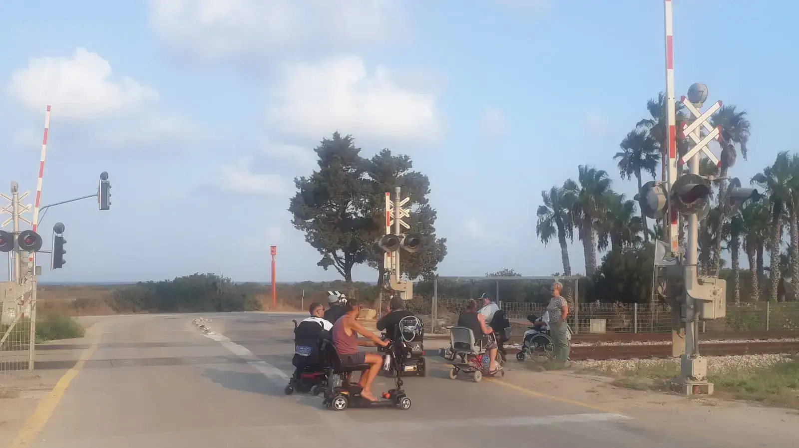 נכים חוסמים את תנועת הרכבות בצומת הבונים. 8 באוגוסט, 2021 נכים חוסמים את תנועת הרכבות בצומת הבונים. 8 באוגוסט, 2021