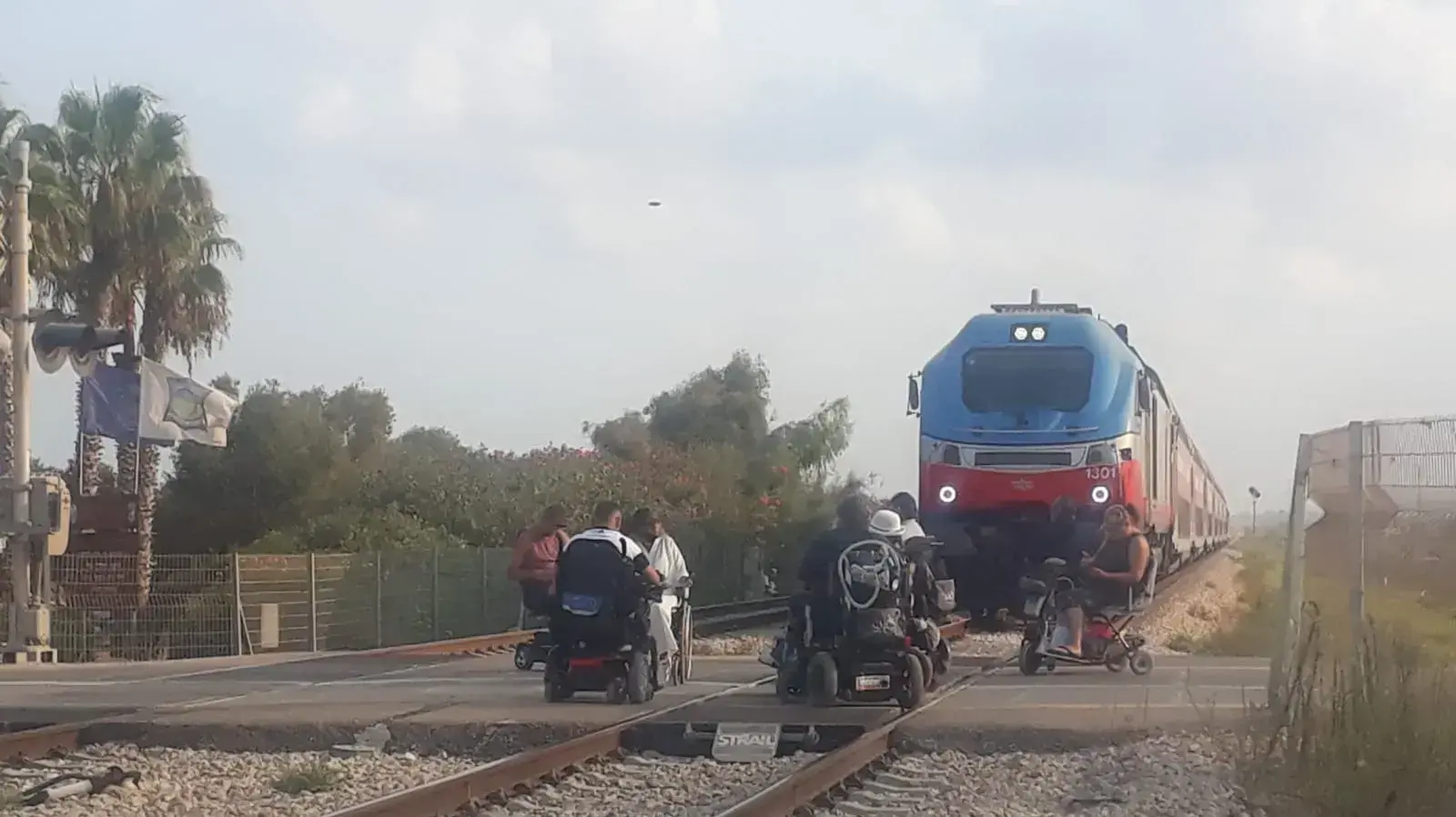 נכים חוסמים את תנועת הרכבות בצומת הבונים. 8 באוגוסט, 2021 נכים חוסמים את תנועת הרכבות בצומת הבונים. 8 באוגוסט, 2021