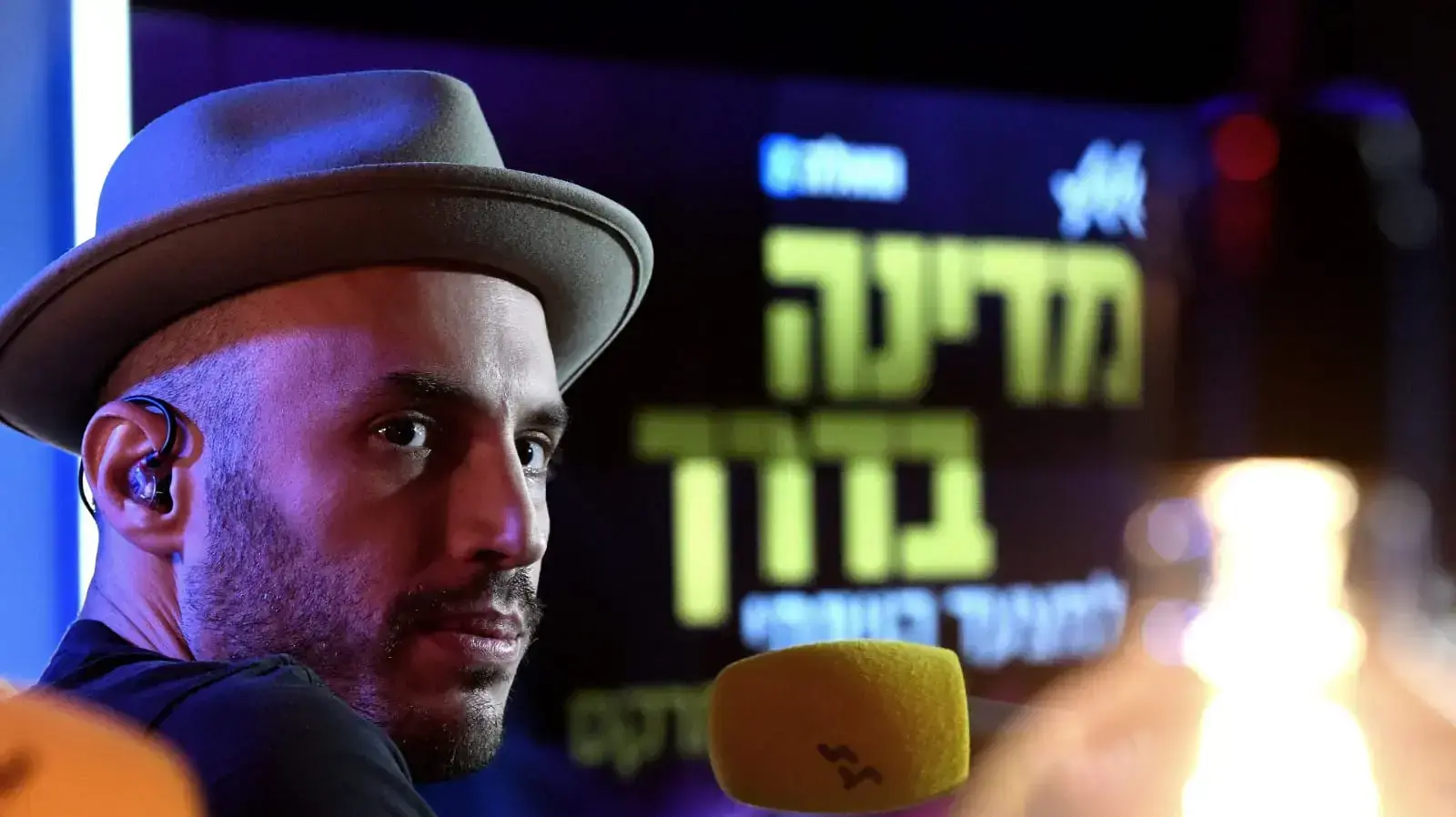 נתן גושן במשדר השקת המצעד השנתי תשפ"א באולפן גלגלצ, 8 באוגוסט 2021 נתן גושן במשדר השקת המצעד השנתי תשפ"א באולפן גלגלצ, 8 באוגוסט 2021