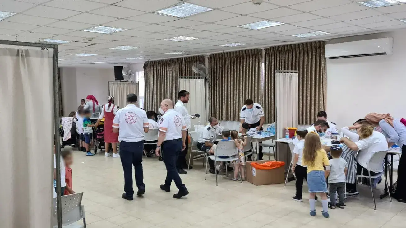 צוותי מגן דוד אדום ביצעו בדיקות לילדים בגילאי 3 עד 12, במטרה לבדוק האם קיימים נוגדנים לנגיף הקורונה, קרית יערים, 9 באוגוסט 2021 צוותי מגן דוד אדום ביצעו בדיקות לילדים בגילאי 3 עד 12, במטרה לבדוק האם קיימים נוגדנים לנגיף הקורונה, קרית יערים, 9 באוגוסט 2021