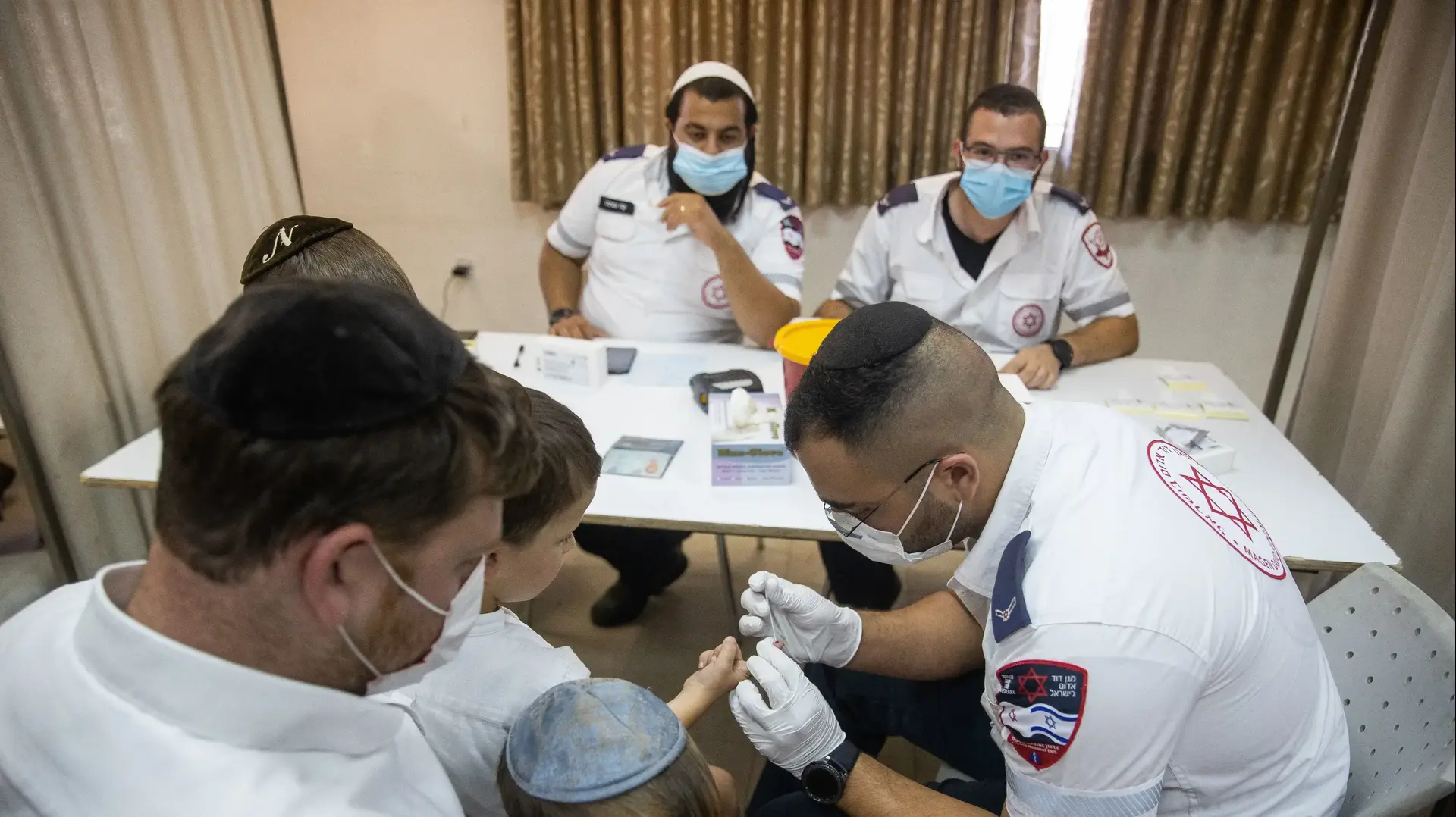 צוותי מגן דוד אדום ביצעו בדיקות לילדים בגילאי 3 עד 12, במטרה לבדוק האם קיימים נוגדנים לנגיף הקורונה, קרית יערים, 9 באוגוסט 2021