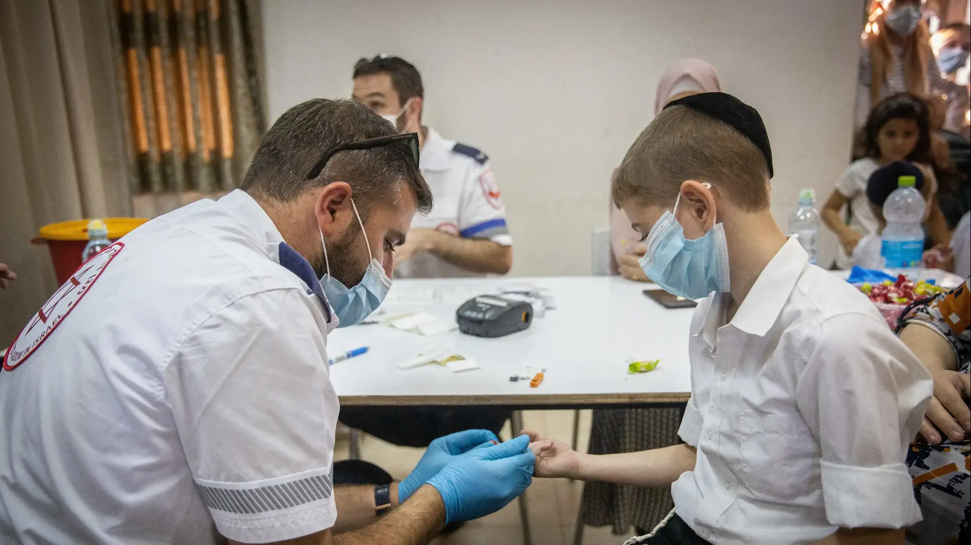 צוותי מגן דוד אדום ביצעו בדיקות לילדים בגילאי 3 עד 12, במטרה לבדוק האם קיימים נוגדנים לנגיף הקורונה, קרית יערים, 9 באוגוסט 2021