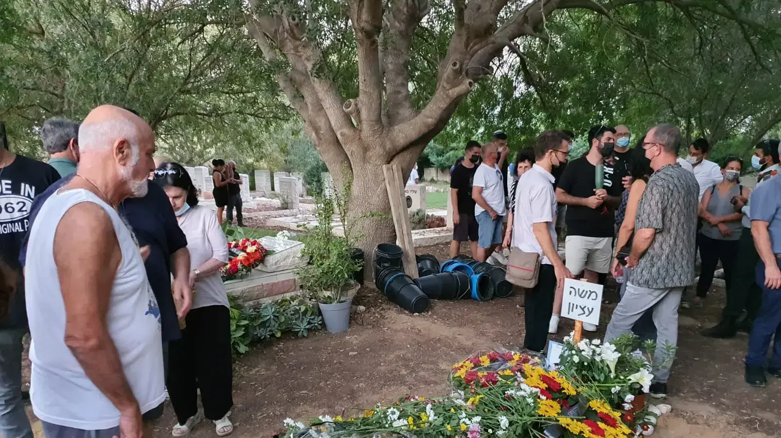 הלווית משה עציון מקיבוץ נירים, אביו של זאביק עציון, רבש"ץ הקיבוץ שנהרג במבצע "צוק איתן", נירים, 9 באוגוסט 2021 הלווית משה עציון מקיבוץ נירים, אביו של זאביק עציון, רבש"ץ הקיבוץ שנהרג במבצע "צוק איתן", נירים, 9 באוגוסט 2021