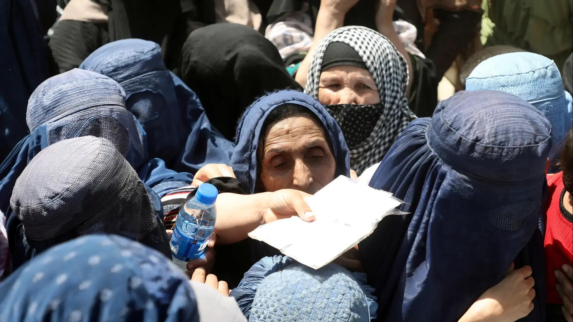 Internally displaced families from northern provinces, who fled from their homes due the fighting between Taliban and Afghan security forces, take shelter in a public park in Kabul, Afghanistan, August 10, 2021.REUTERS/Stringer
Internally displaced families from northern provinces, who fled from their homes due the fighting between Taliban and Afghan security forces, take shelter in a public park in Kabul, Afghanistan, August 10, 2021.REUTERS/Stringer