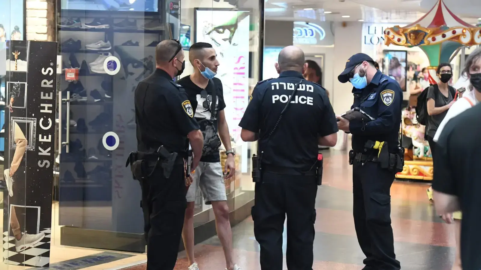 מבצע אכיפה של משטרת ישראל על עטיית מסכה בדיזינגוף סנטר 10 באוגוסט 2021 מבצע אכיפה של משטרת ישראל על עטיית מסכה בדיזינגוף סנטר 10 באוגוסט 2021