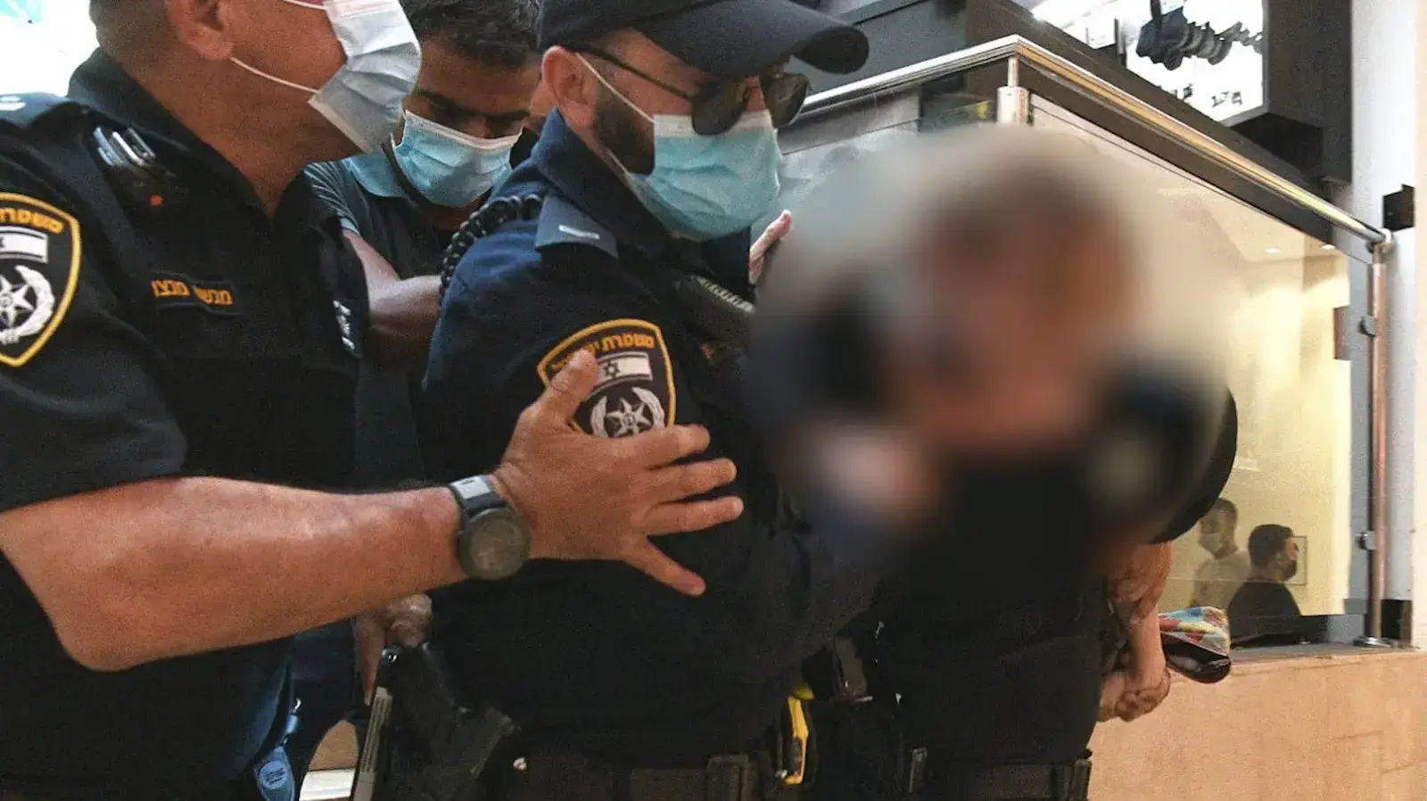 מטושטש מעצר אלים של אדם ללא מסכה בדיזינגוף סנטר אכיפה קורונה 10 באוגוסט 2021 מטושטש מעצר אלים של אדם ללא מסכה בדיזינגוף סנטר אכיפה קורונה 10 באוגוסט 2021
