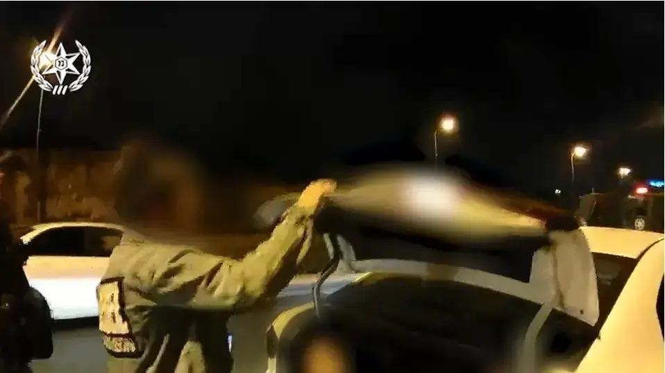 ילדים הנדרשים בבידוד מוחבאים בתא מטען של רכב בשטחים 10 באוגוסט 2021 ילדים הנדרשים בבידוד מוחבאים בתא מטען של רכב בשטחים 10 באוגוסט 2021