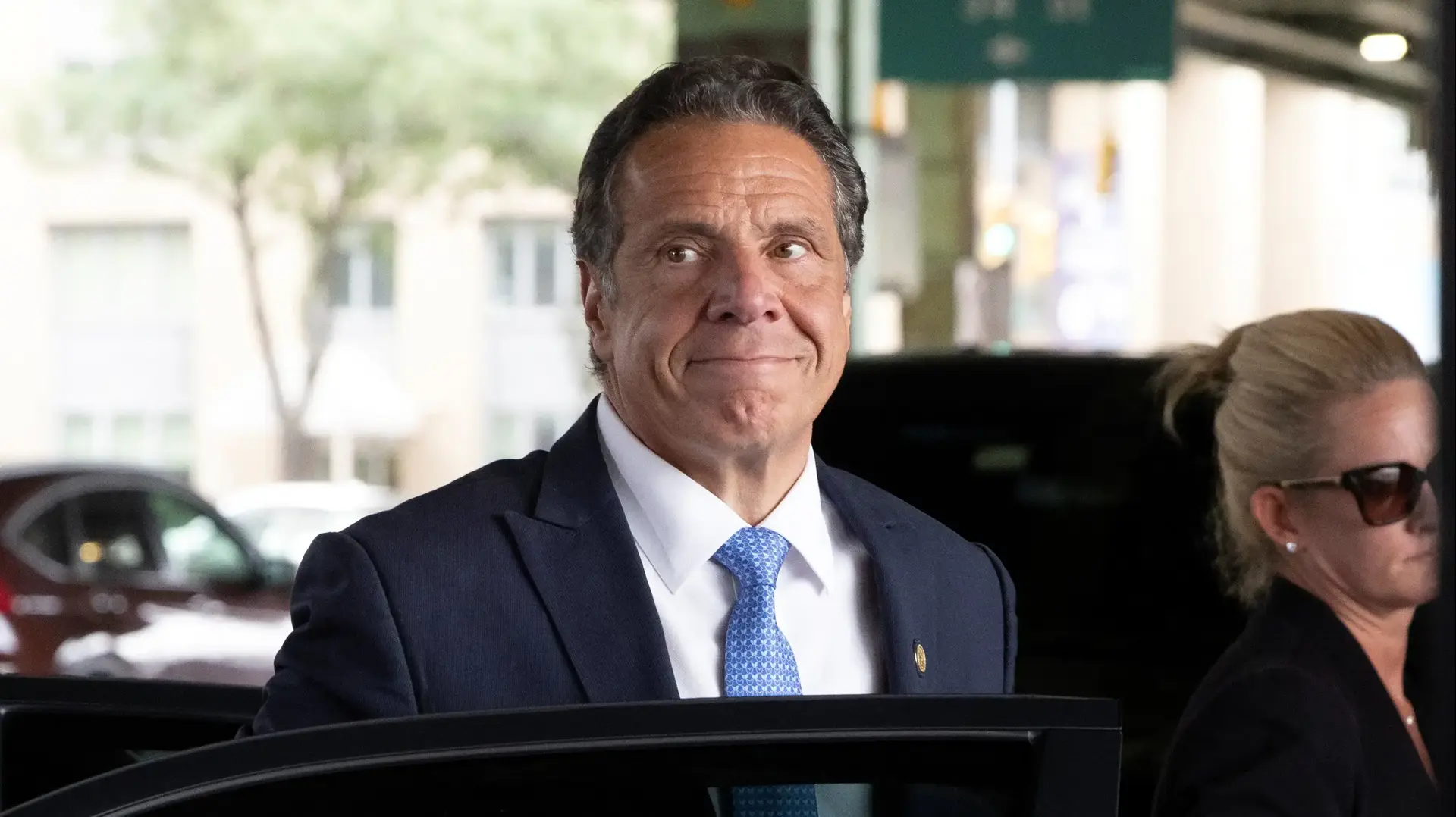 New York Governor Andrew Cuomo arrives to depart in his helicopter after announcing his resignation in Manhattan, New York City, U.S., August 10, 2021. REUTERS/Caitlin Ochs
