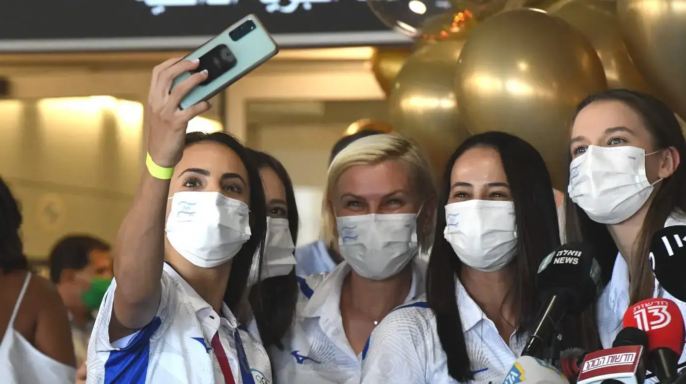 קבלת הפנים של לינוי אשרם בנתב"ג אחרי החזרה מטוקיו, ניקול זליקמן, איילת זוסמן, אלה סמפולוב קבלת הפנים של לינוי אשרם בנתב"ג אחרי החזרה מטוקיו, ניקול זליקמן, איילת זוסמן, אלה סמפולוב