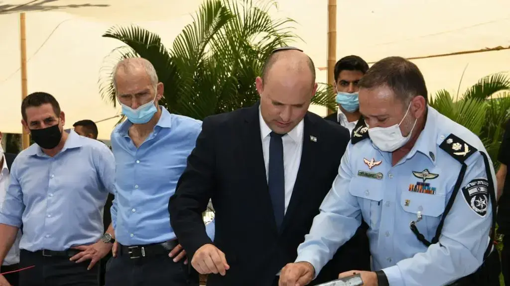 ראש הממשלה נפתלי בנט,מפכ"ל המשטרה קובי שבתאי, השר לביטחון פנים עמר בר לב וסגן השר יואב סגלוביץ' בהשקת התוכנית הלאומית של המשטרה להתמודדות עם הפשיעה במגזר הערבי, מטה מרחב גליל, קריית אתא, 11 באוגוסט 2021 ראש הממשלה נפתלי בנט,מפכ"ל המשטרה קובי שבתאי, השר לביטחון פנים עמר בר לב וסגן השר יואב סגלוביץ' בהשקת התוכנית הלאומית של המשטרה להתמודדות עם הפשיעה במגזר הערבי, מטה מרחב גליל, קריית אתא, 11 באוגוסט 2021
