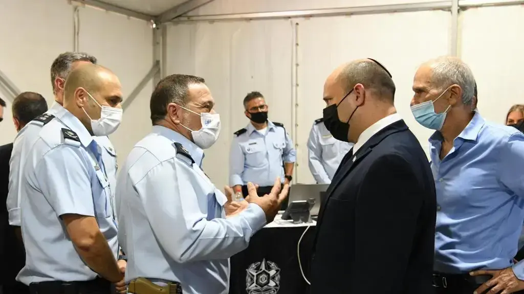 ראש הממשלה נפתלי בנט,מפכ"ל המשטרה קובי שבתאי, השר לביטחון פנים עמר בר לב וסגן השר יואב סגלוביץ' בהשקת התוכנית הלאומית של המשטרה להתמודדות עם הפשיעה במגזר הערבי, מטה מרחב גליל, קריית אתא, 11 באוגוסט 2021 ראש הממשלה נפתלי בנט,מפכ"ל המשטרה קובי שבתאי, השר לביטחון פנים עמר בר לב וסגן השר יואב סגלוביץ' בהשקת התוכנית הלאומית של המשטרה להתמודדות עם הפשיעה במגזר הערבי, מטה מרחב גליל, קריית אתא, 11 באוגוסט 2021