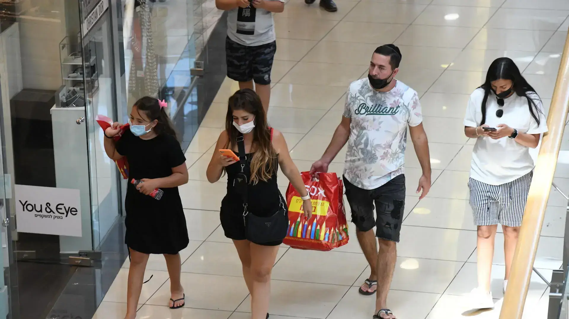 אנשים עם מסיכות נגד קורונה, קניון הזהב, ראשון לציון, 11 באוגוסט 2021 אנשים עם מסיכות נגד קורונה, קניון הזהב, ראשון לציון, 11 באוגוסט 2021