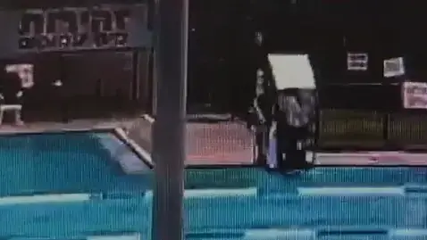 אישה נופלת לבריכה עם קלנועית בכפר מנחם