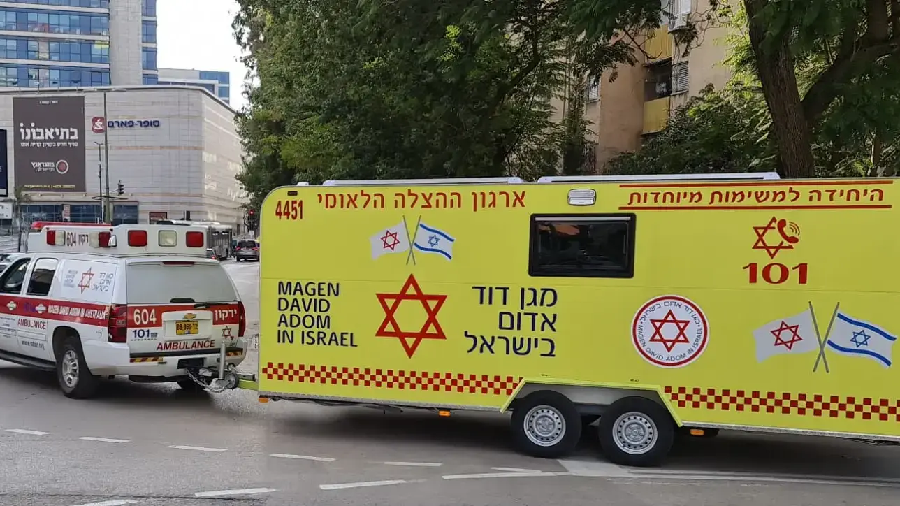 קרוואן חיסונים של מד"א שהוצב בכיכר דיזינגוף בתל אביב, 14 באוגוסט 2021 קרוואן חיסונים של מד"א שהוצב בכיכר דיזינגוף בתל אביב, 14 באוגוסט 2021