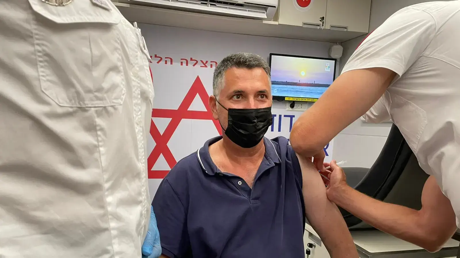 גדעון סער מתחסן במנה שלישית לקורונה, 14 באוגוסט 2021