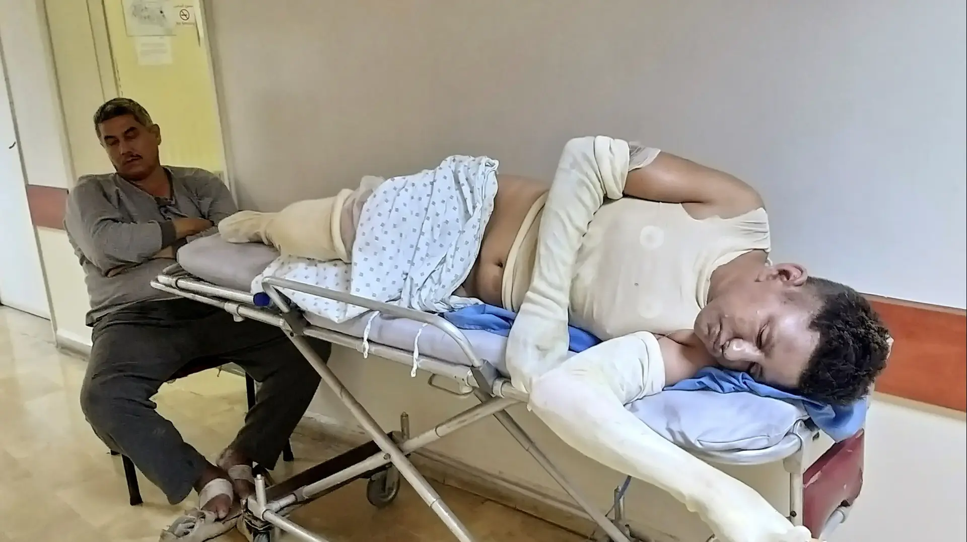 פצוע מפיצוץ מכלית דלק בבית חולים בטריפולי, לבנון, 15 באוגוסט 2021 פצוע מפיצוץ מכלית דלק בבית חולים בטריפולי, לבנון, 15 באוגוסט 2021