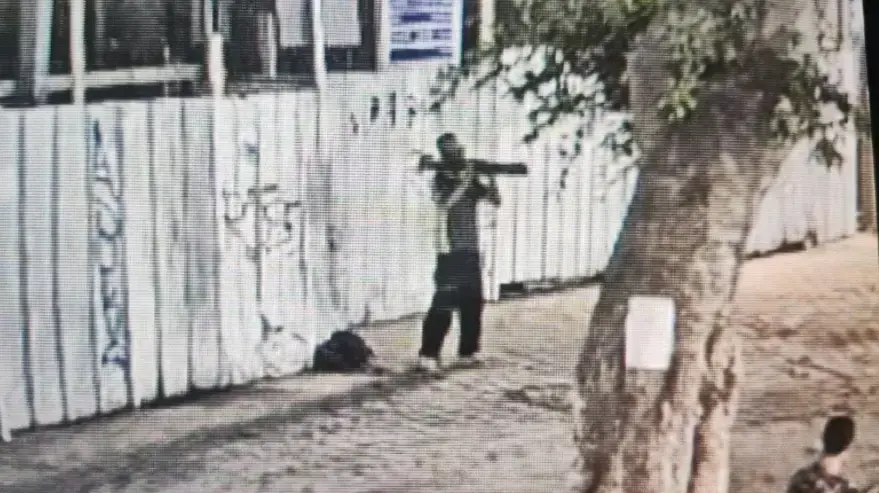 דר רחוב מאיים עם "טיל לאו" לעבר חנות בתל אביב 15 באוגוסט 2021
