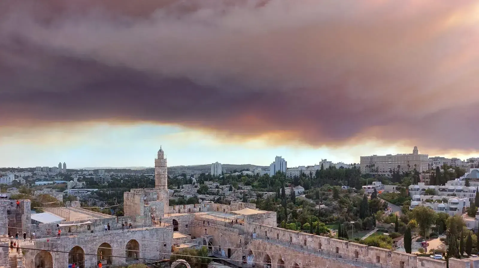שריפה בבית מאיר באזור ירושלים 15 באוגוסט 2021 שריפה בבית מאיר באזור ירושלים 15 באוגוסט 2021