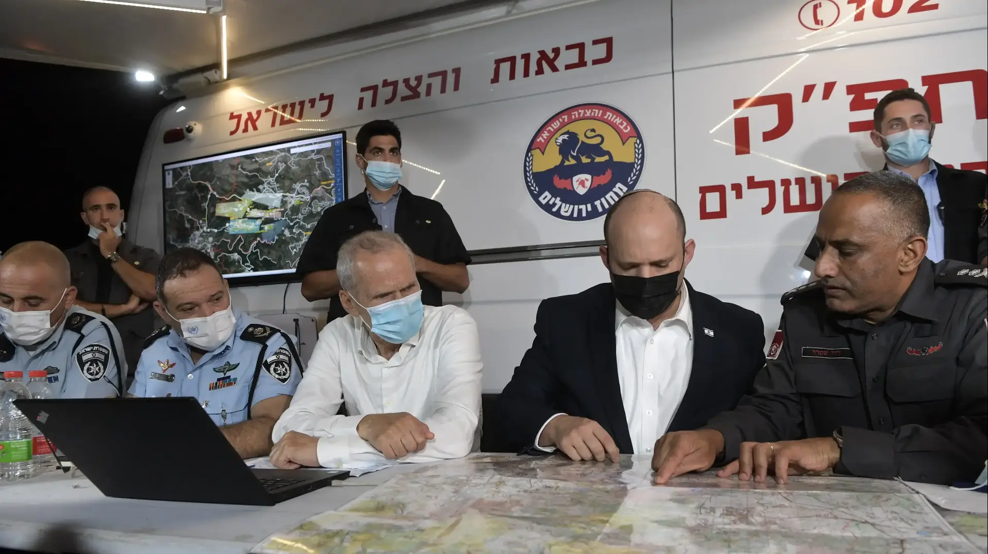 רה"מ נפתלי בנט, נציב כבאות והצלה דדי שמחי, השר לביטחון הפנים עומר בר-לב והמפכ"ל קובי שבתאי בחפ"ק השריפה בהרי ירושלים. 15 באוגוסט 2021 רה"מ נפתלי בנט, נציב כבאות והצלה דדי שמחי, השר לביטחון הפנים עומר בר-לב והמפכ"ל קובי שבתאי בחפ"ק השריפה בהרי ירושלים. 15 באוגוסט 2021